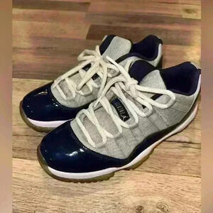 Air Jordan 11 Retro OG  georgetown size 8  no box worn preowned 100% authentic